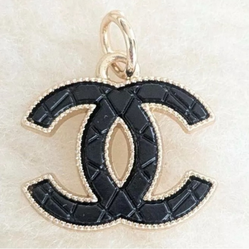C H A N E L DESIGNER ZIPPER PULL BLACK QUILTED